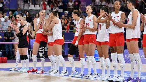 Nefesler tutuldu: Filenin Sultanları Olimpiyatlarda yarı final maçında!