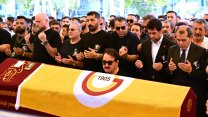 Aydemir Akbaş'ın cenaze törenine damga vuran kare: Tatlıses'ten dostuna son bakış!