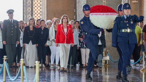 CHP Kadın Kolları'ndan yeni başkanıyla Anıtkabir çıkarması!