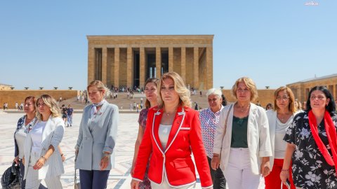 CHP Kadın Kolları'ndan yeni başkanıyla Anıtkabir çıkarması!