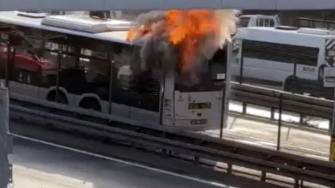 İstanbul'da korkulu anlar: Metrobüs yandı