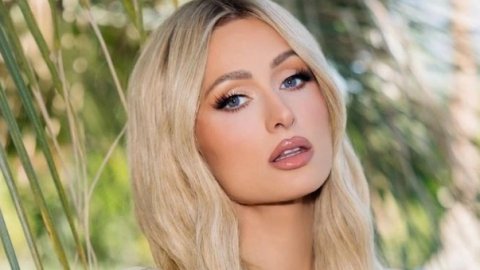 Paris Hilton'dan cesur kareler! Üstsüz poz verdi!