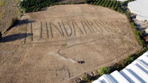 Hayranından Funda Arar'a sürpriz: Adını tarlasına yazdı!