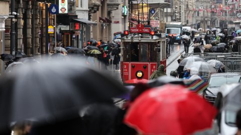 Meteoroloji'den kuvvetli sağanak ve fırtına uyarısı: İstanbul'a dikkat!