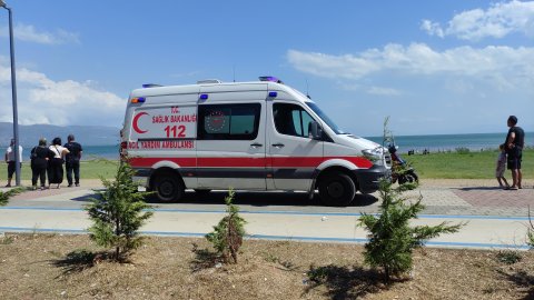 İznik Gölü’ne serinlemek için giren 2 kardeş ölümün kıyısından döndü