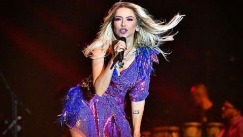 Hadise pırıltılı kombiniyle göz kamaştırdı