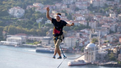 Estonyalı atlet İstanbul Boğazı'nı ip üstünde geçti: Tarihe adını yazdırdı