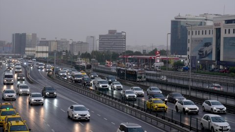 Etkili olan yağmur İstanbul'un trafiği kilitledi