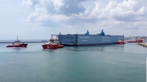 İstanbul Boğazı'ndan bir dev geçiyor: Gemi trafiği askıya alındı