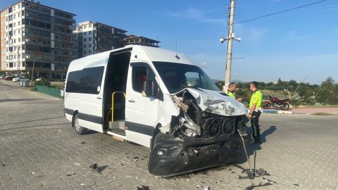 Osmaniye'de okul servisi kaza yaptı: Öğrenciler yaralandı!