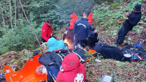 Kastamonu'da kayalıklarda mahsur kalan 2 madenci helikopterle kurtarıldı