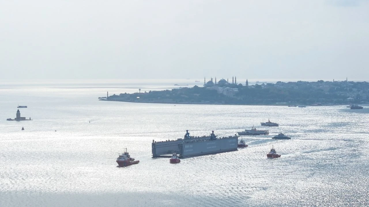 İstanbul Boğazı'nda gemi trafiği çift yönlü askıya alındı