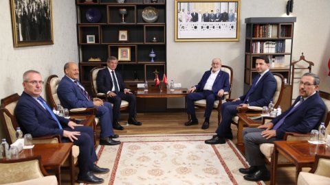 Davutoğlu'ndan Karamollaoğlu'na ziyaret