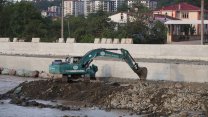 Taşkın ve heyelanların meydana geldiği Arhavi'de temizlik ile yol yapım çalışmaları sürüyor