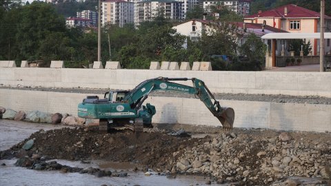 Taşkın ve heyelanların meydana geldiği Arhavi'de temizlik ile yol yapım çalışmaları sürüyor