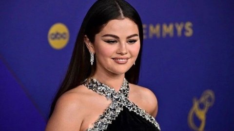 Selena Gomez gala tarzıyla geceye damga vurdu!