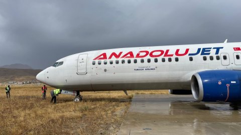 Hakkari'de AJEt uçağı pistten çıktı!