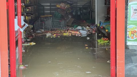 Bodrum'da isale hattının patlaması sonucu bir marketi su bastı