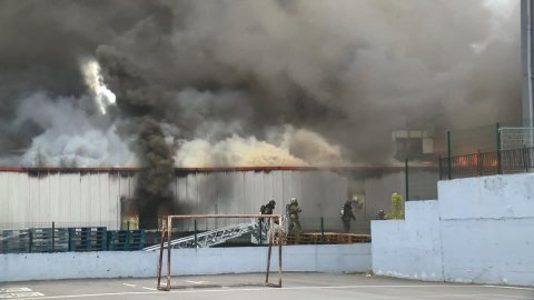 Sancaktepe'de soğuk hava deposunda çıkan yangın nedeniyle gökyüzü gri dumanla kaplandı