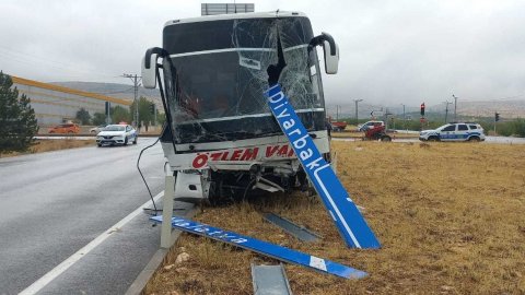 Yolcu otobüsüyle çarpışan traktör ikiye bölündü: 1 ölü, 1 yaralı