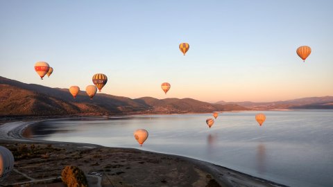 Salda Gölü'nde balon turları: Şiir gibi manzaraya doyamadılar!