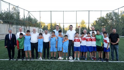 Bakan Kurum, halı saha sözünü tuttu, çocuklarla futbol oynadı