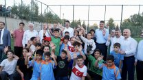 Bakan Kurum, halı saha sözünü tuttu, çocuklarla futbol oynadı