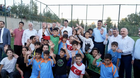 Bakan Kurum, halı saha sözünü tuttu, çocuklarla futbol oynadı