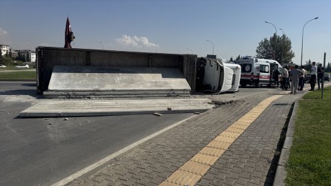 Kahramanmaraş'ta beton blok yüklü tır kaza yaptı: Trafik aksadı