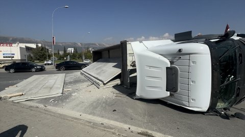 Kahramanmaraş'ta beton blok yüklü tır kaza yaptı: Trafik aksadı