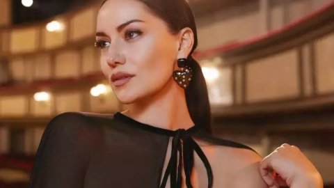 Fahriye Evcen siyahlı kombini ile beğeni topladı