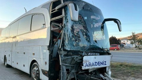 Afyonkarahisar'da yolcu otobüsü ile kamyon çarpıştı: 1 ölü, 19 yaralı