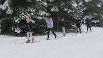 Bolu'nun yüksek kesimlerinde kar yağışını fırsat bilen kayaklı koşu sporcuları antrenmanlara başladı