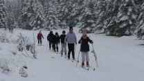 Bolu'nun yüksek kesimlerinde kar yağışını fırsat bilen kayaklı koşu sporcuları antrenmanlara başladı