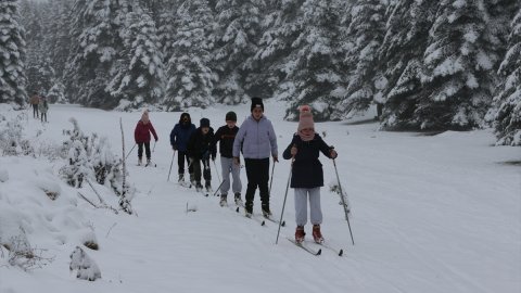 Bolu'nun yüksek kesimlerinde kar yağışını fırsat bilen kayaklı koşu sporcuları antrenmanlara başladı