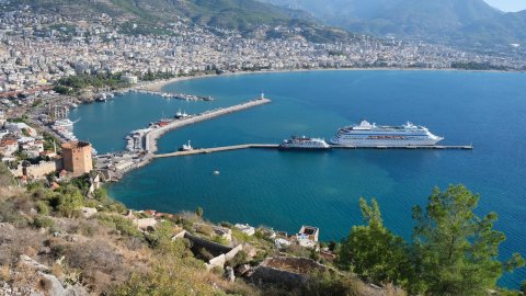 Alanya'ya turist bolluğu: 2 kruvaziyer yanaştı!