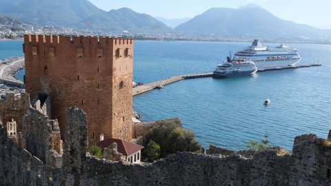 Alanya'ya turist bolluğu: 2 kruvaziyer yanaştı!