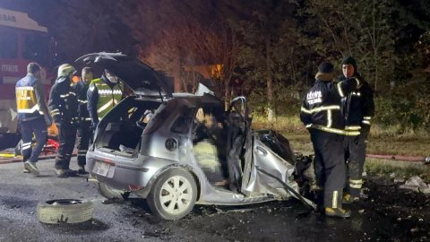 Tekirdağ'daki feci kazada iş makinesine çarpan otomobil alevlere teslim oldu: 5 kişi öldü!