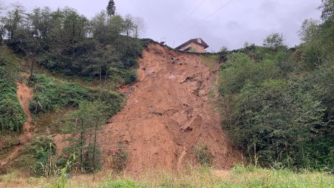 Rize'de meydana gelen heyelanda boş 2 ev toprak altında kaldı