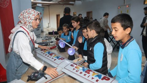 Hakkari'de düzenlenen şenlikte öğrenciler bilimsel etkinliklerle buluşturuldu