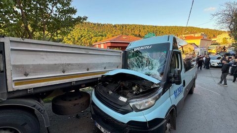 Maltepe'de yolcu minibüsünün tıra çarptığı kazada 8 kişi yaralandı