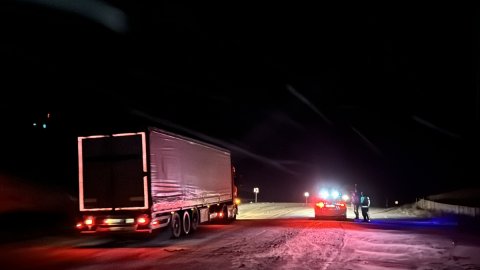 Kop Dağı Geçidi'nde tipi ve buzlanma nedeniyle ulaşım kontrollü sağlanıyor