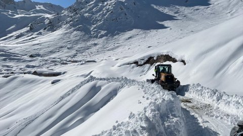 Artvin'de kar nedeniyle yaylada mahsur kalan 5 kişi kurtarıldı